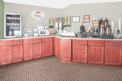 Super 8 by Wyndham Beaver Dam - image 13