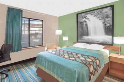 Super 8 by Wyndham Beaver Dam - image 15