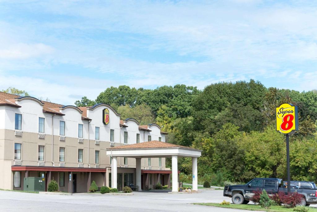Super 8 by Wyndham Beaver Falls - main image