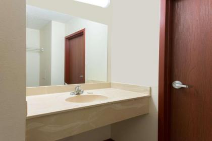 Super 8 by Wyndham Beaver Falls - image 11