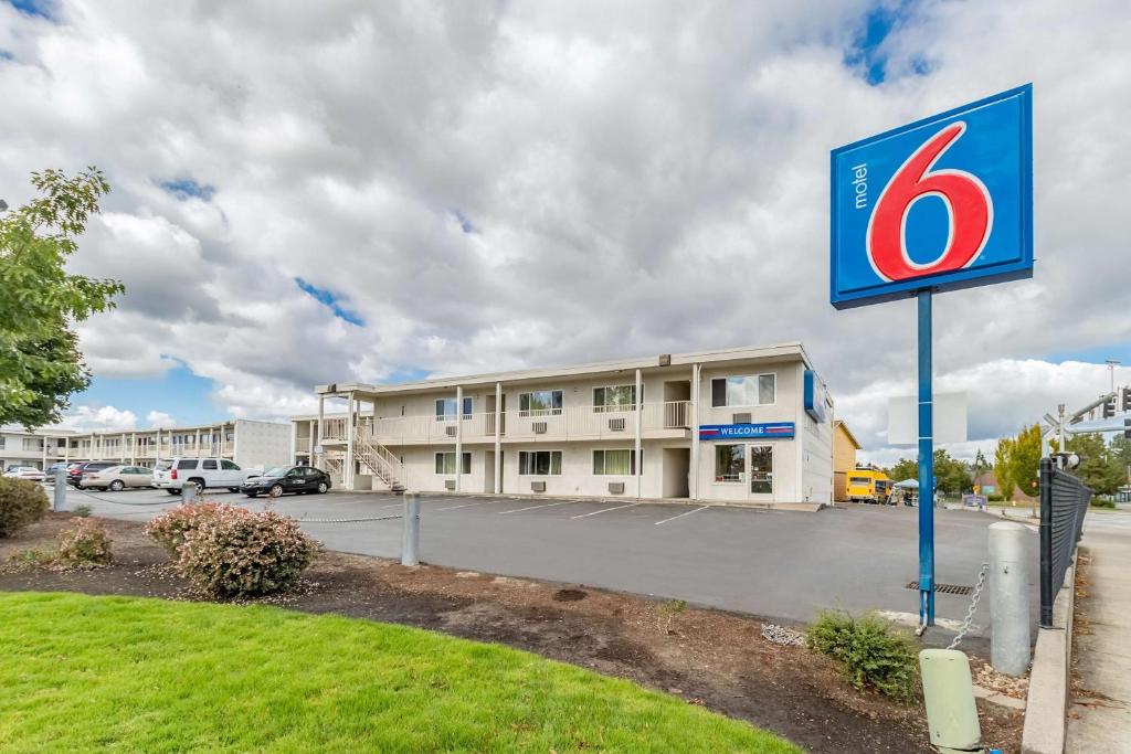 Motel 6-Beaverton OR - main image