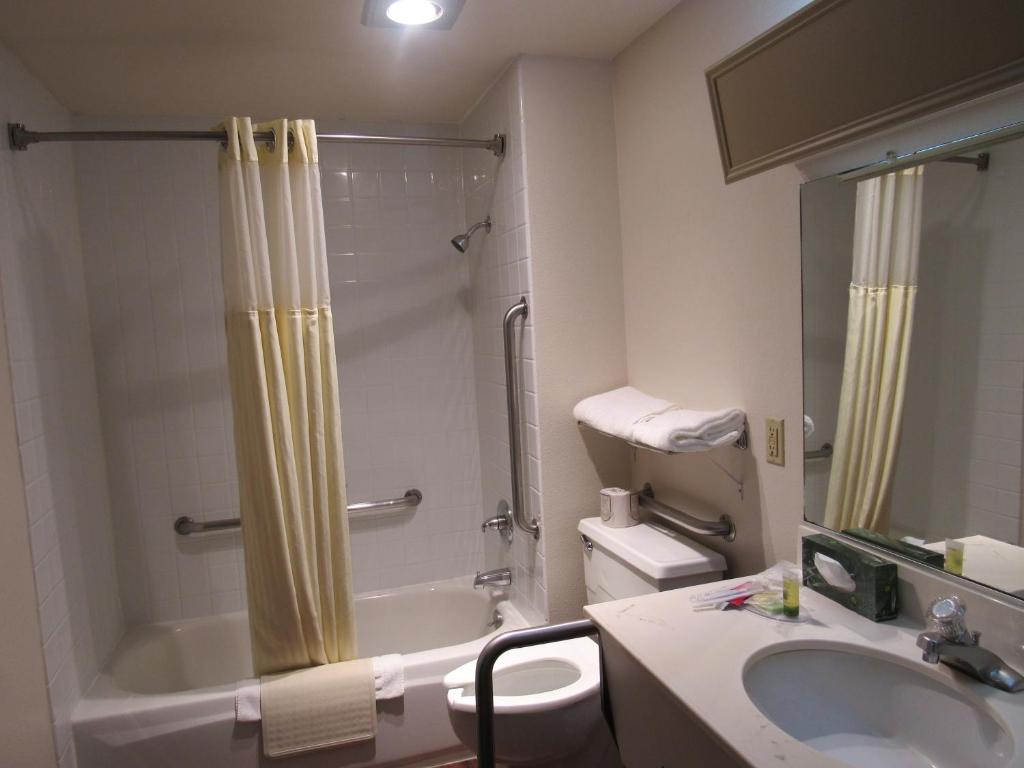 Pepper Tree Inn - image 2