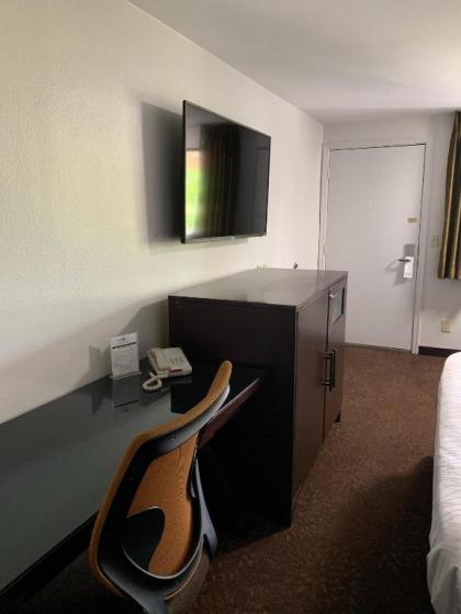Pepper Tree Inn - image 7