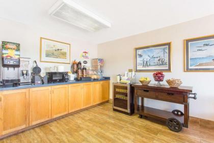 Super 8 by Wyndham Bedford - image 9