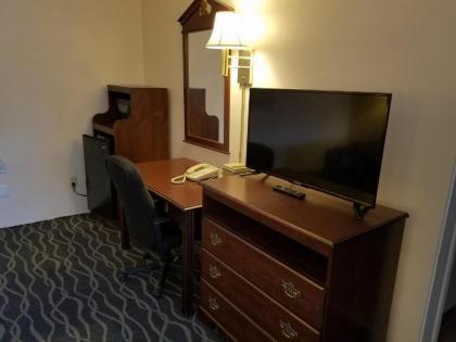 Budget Host Inn - image 2