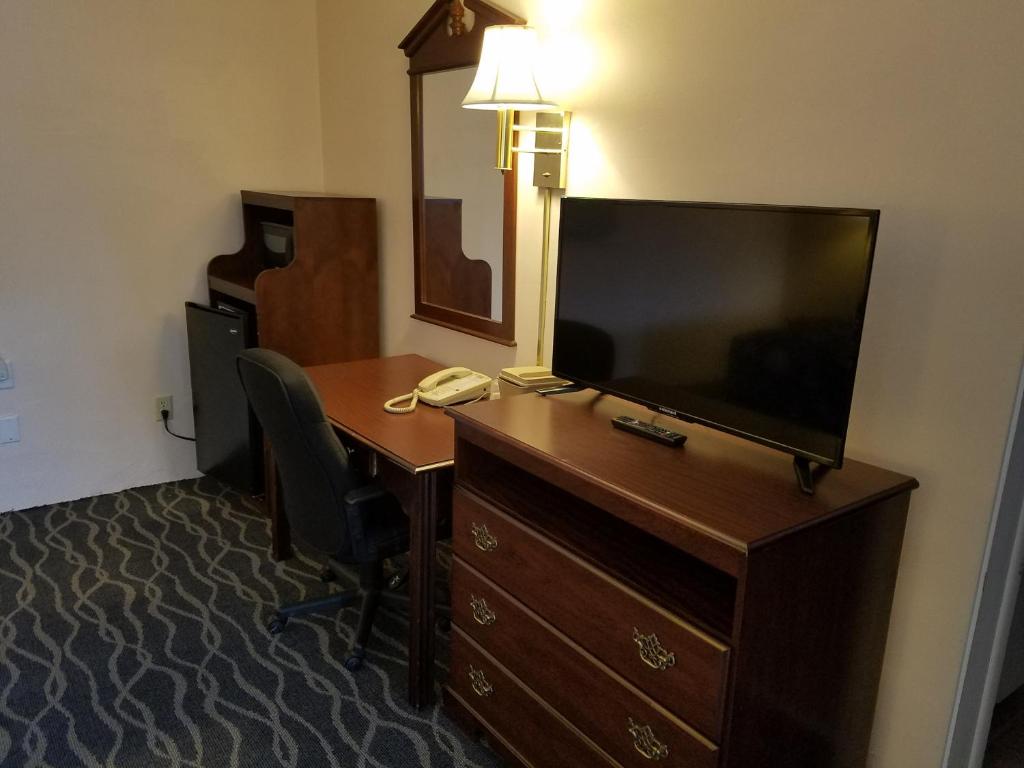 Budget Host Inn - image 2