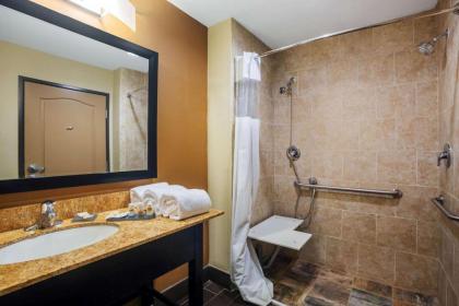 La Quinta by Wyndham Beeville - image 2