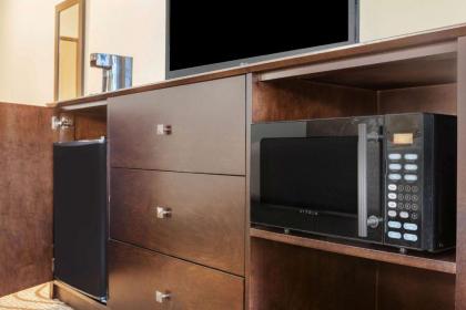 La Quinta by Wyndham Beeville - image 7