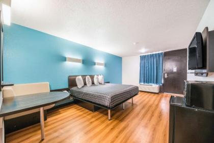 Rodeway Inn - image 11