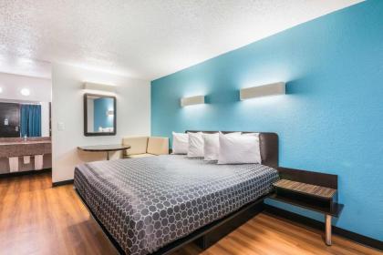 Rodeway Inn - image 13