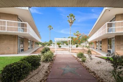 Rodeway Inn - image 2
