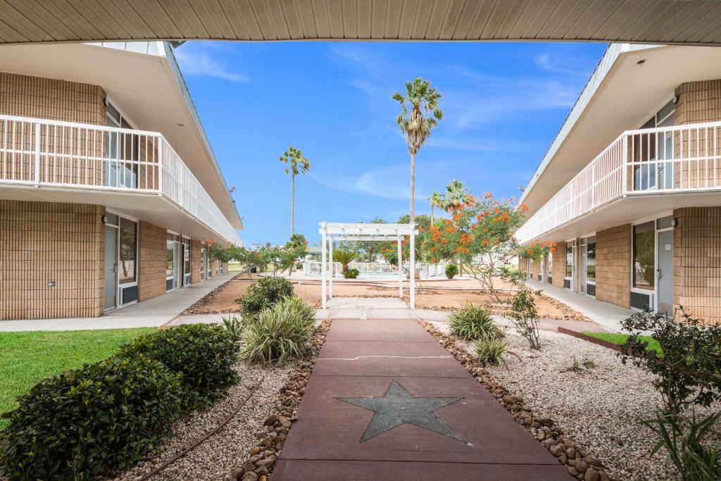 Rodeway Inn - image 2