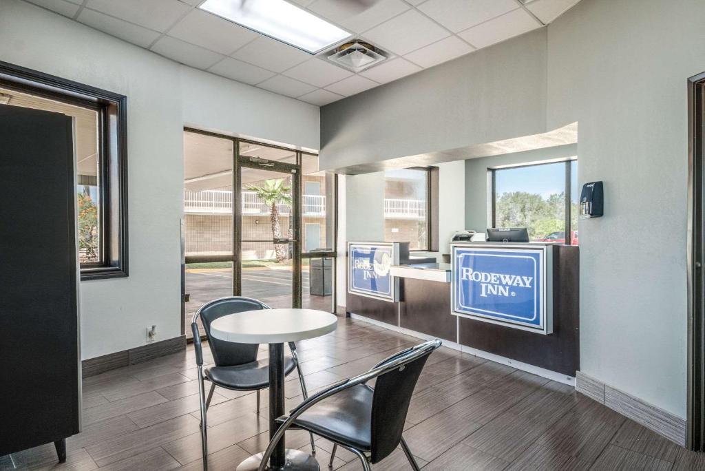 Rodeway Inn - image 6