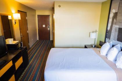 Super 8 by Wyndham Belen NM - image 7