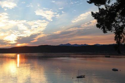 Waterfront Home on Hood Canal Hot Tub and Dock - image 15