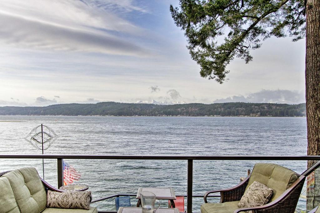 Waterfront Home on Hood Canal Hot Tub and Dock - image 2