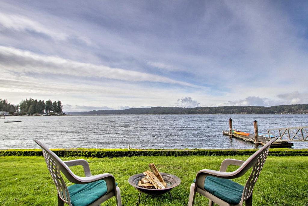 Waterfront Home on Hood Canal Hot Tub and Dock - image 4