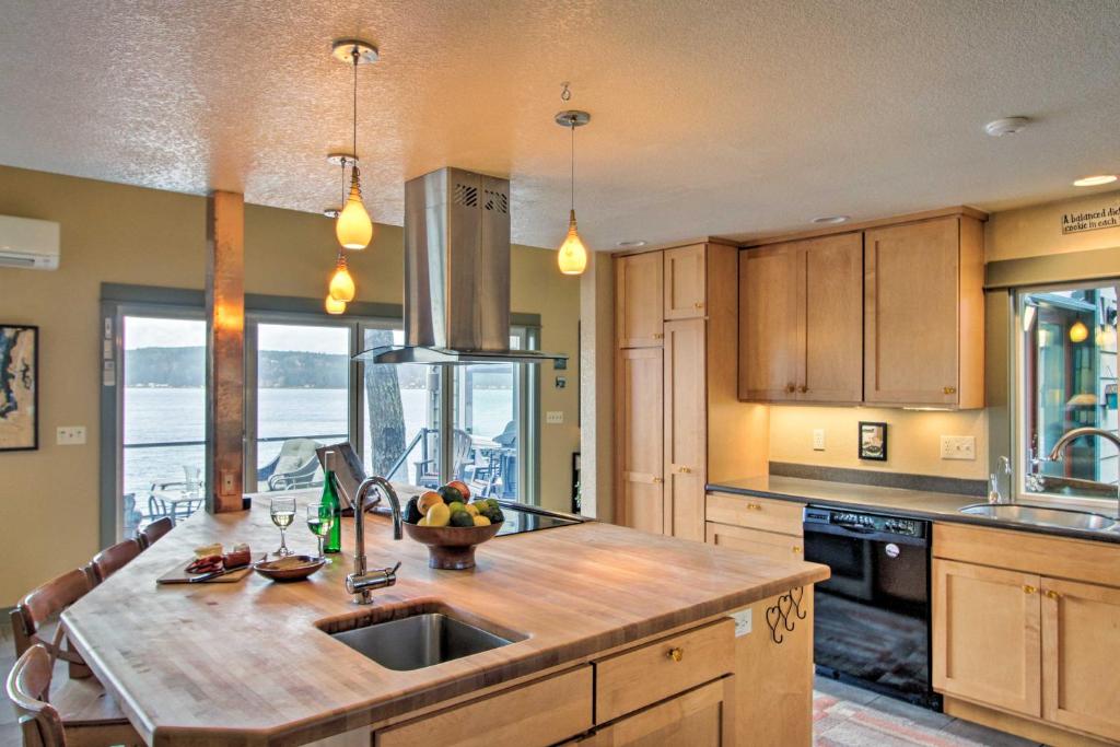 Waterfront Home on Hood Canal Hot Tub and Dock - image 5