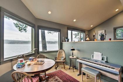Waterfront Home on Hood Canal Hot Tub and Dock - image 7