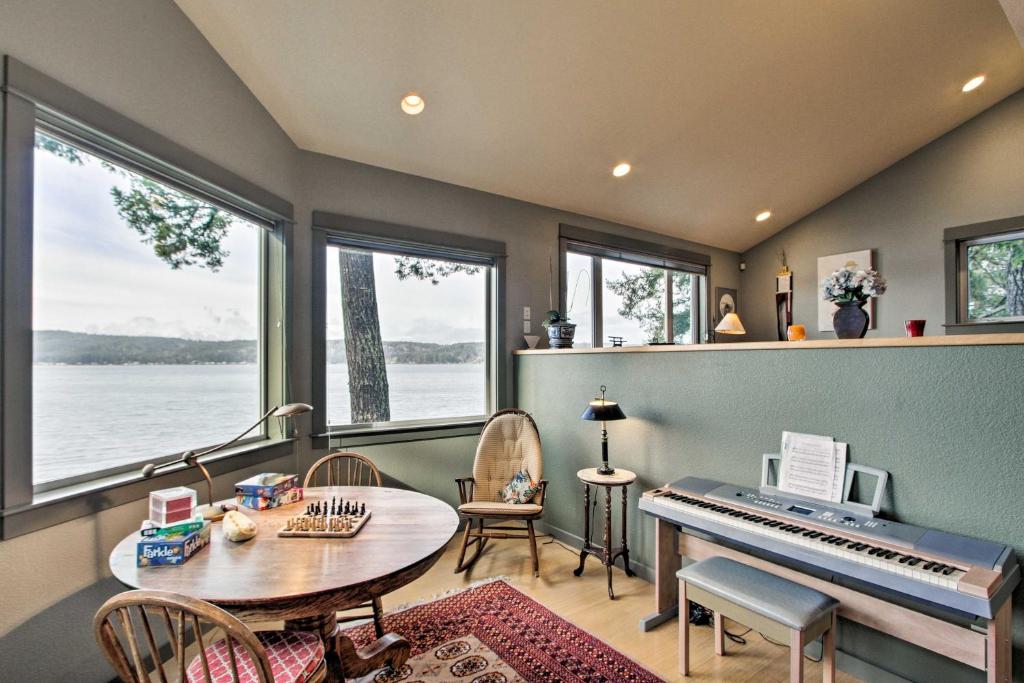 Waterfront Home on Hood Canal Hot Tub and Dock - image 7