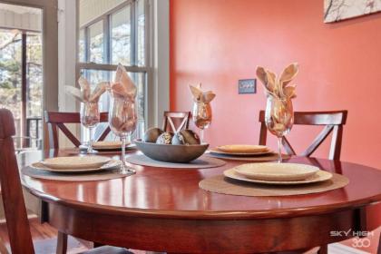 Bella Vista Family Home with Screened Porch - image 17