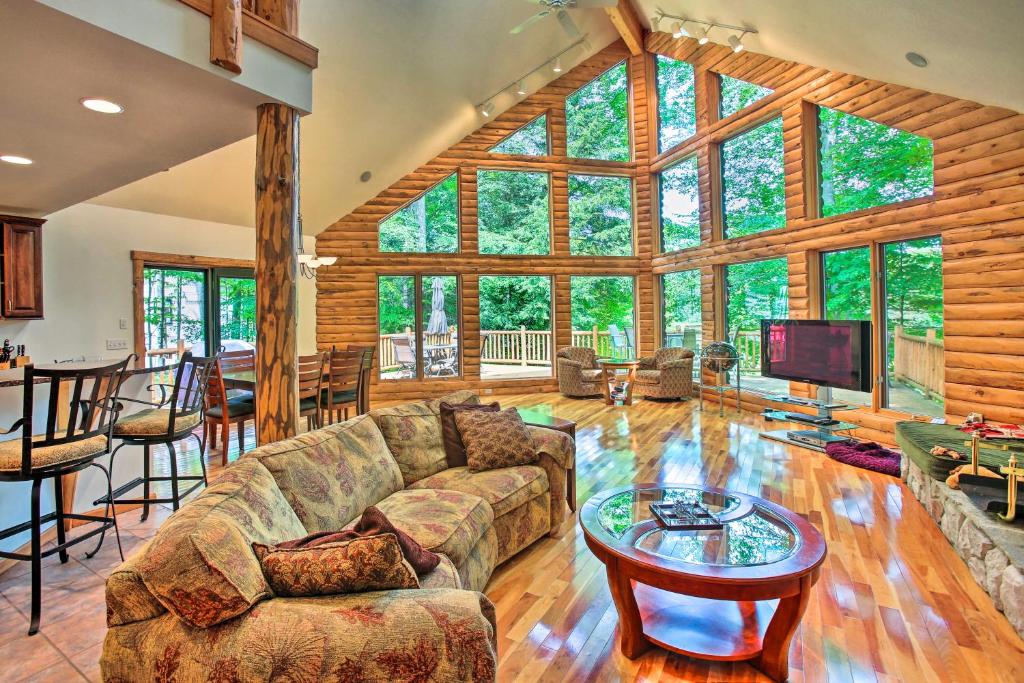 Golf Course Bellaire Home with Hot Tub and BBQ! - main image