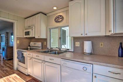Family-Friendly Lakefront Getaway with Kayaks! - image 12