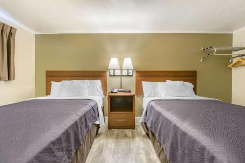 Econo Lodge Bellefonte - image 5