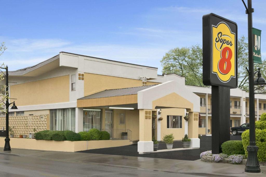 Super 8 by Wyndham Belleville St. Louis Area - main image
