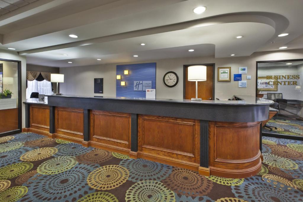 Holiday Inn Express Hotel & Suites - Belleville Area an IHG Hotel - image 3
