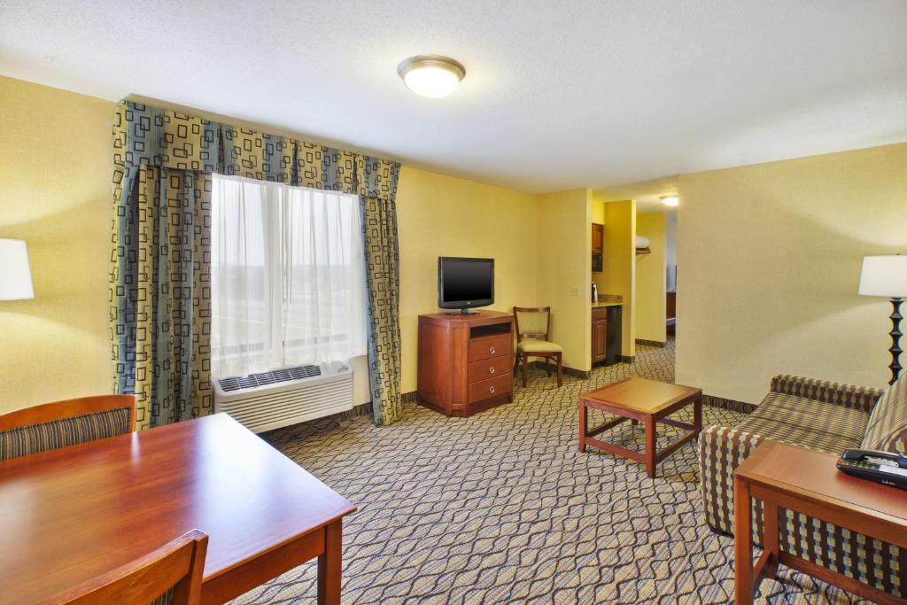 Holiday Inn Express Hotel & Suites - Belleville Area an IHG Hotel - image 7