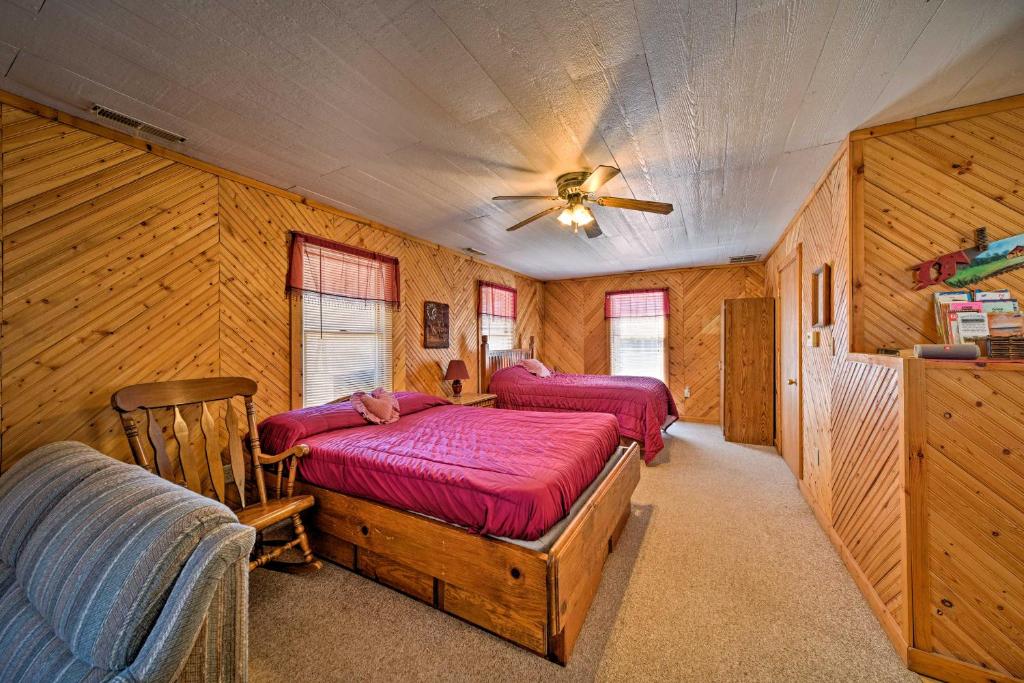 Cozy Spragueville Studio Cabin by Maquoketa River - main image