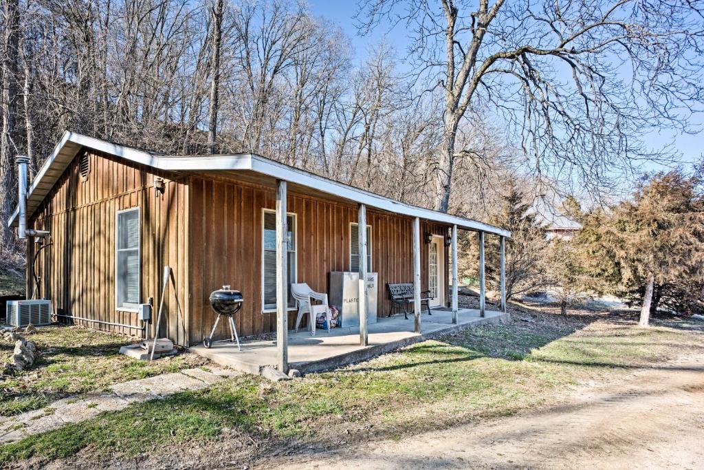 Cozy Spragueville Studio Cabin by Maquoketa River - image 3