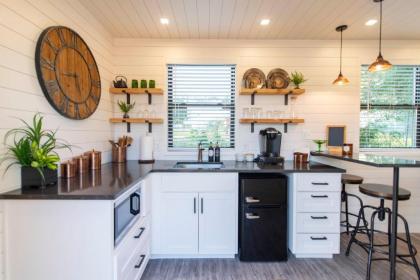 the Woods  Container tiny House 12 min to magnoliaBaylorDowntown Bellmead