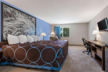 Super 8 by Wyndham Beloit - image 12
