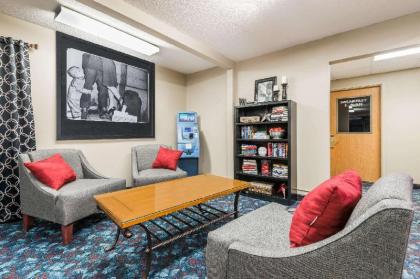 Super 8 by Wyndham Beloit - image 3