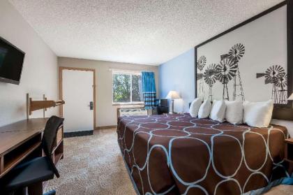 Super 8 by Wyndham Beloit - image 6