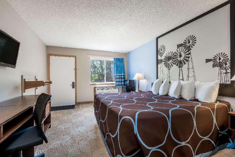 Super 8 by Wyndham Beloit - image 6