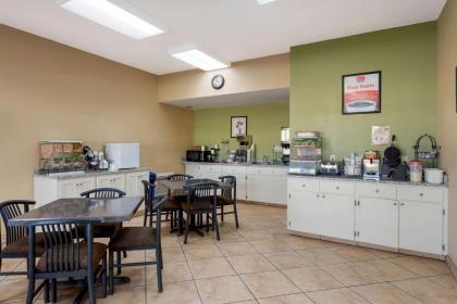 Econo Lodge Belton - Kansas City South - image 11