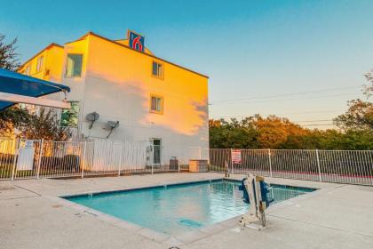 Motel 6-Benbrook TX - Fort Worth - image 10