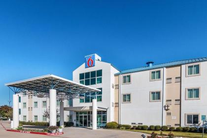 Motel 6-Benbrook TX - Fort Worth - image 3