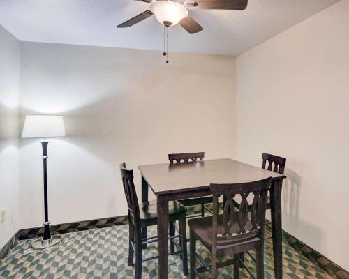 Comfort Suites Benbrook - image 6