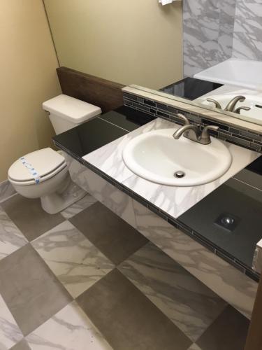 Days Inn by Wyndham Bend - image 2