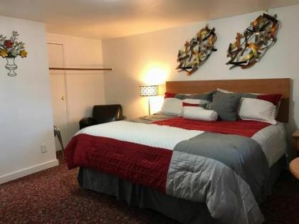 Holiday Motel Bend - image 3