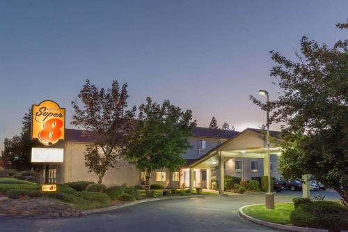 Super 8 by Wyndham Bend - main image