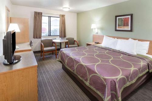 Super 8 by Wyndham Bend - image 2