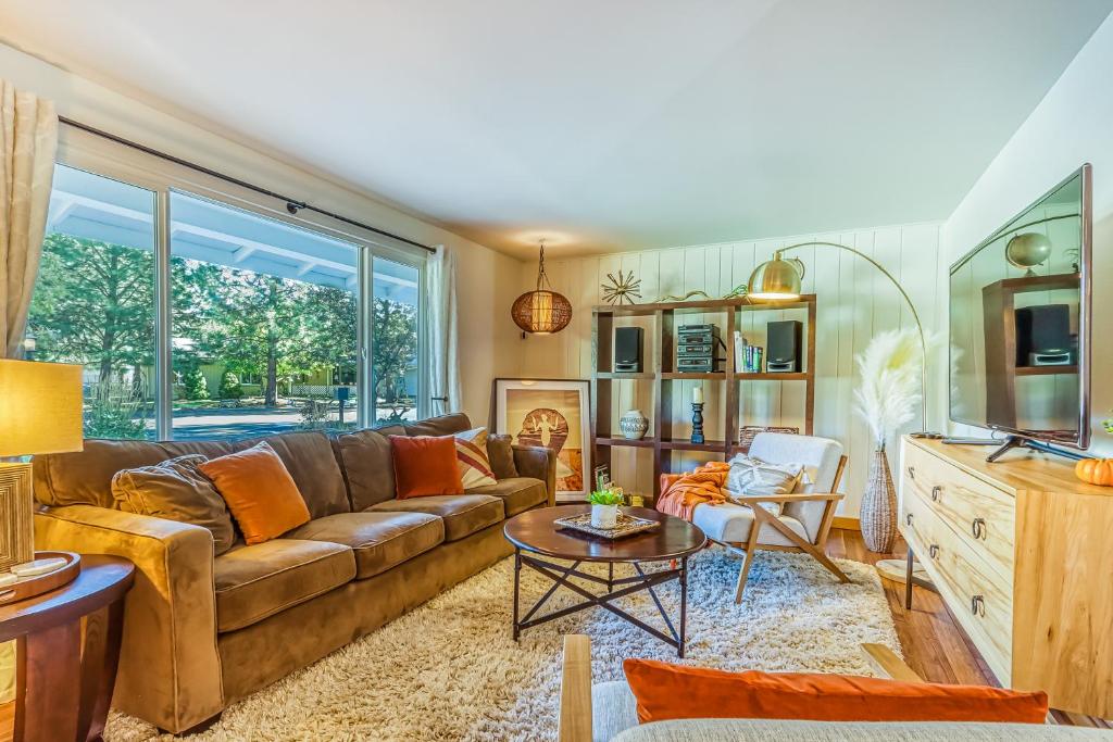 Chic Hideaway Retreat - main image