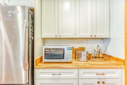 Chic Hideaway Retreat - image 12