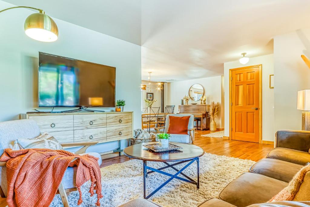 Chic Hideaway Retreat - image 6