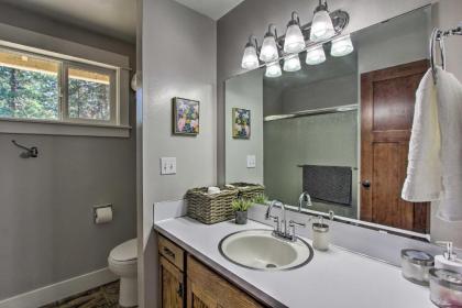 Bend Hideaway on 3 Acres with Decks and Fire Pit! - image 10